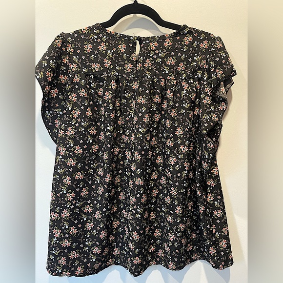 Floral print ruffle trim short sleeve black top - Picture 3 of 6